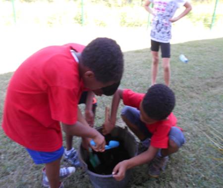 Initiation au jardinage dans une école